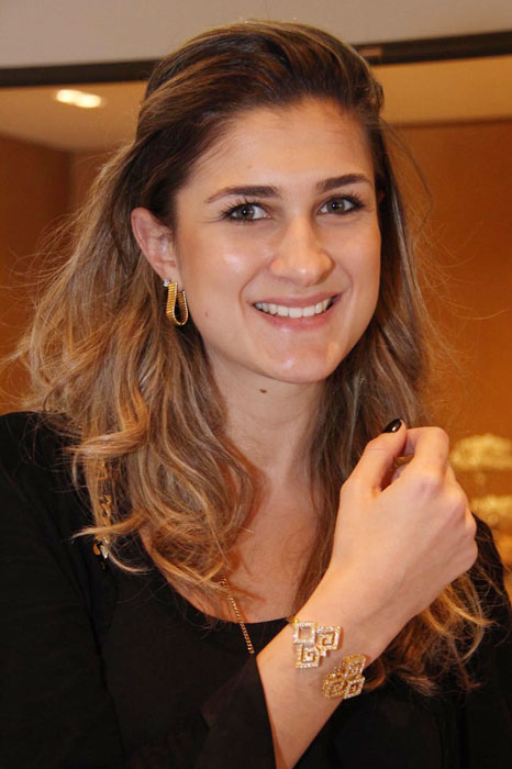 Bárbara Leão de Moura, da Vogue Brasil, posa com bracelete da coleção Jogo de Cartas